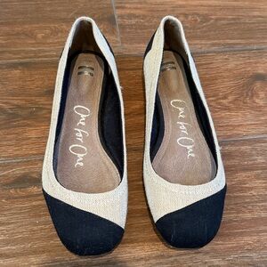 TOMS Women's Black and Tan Flats